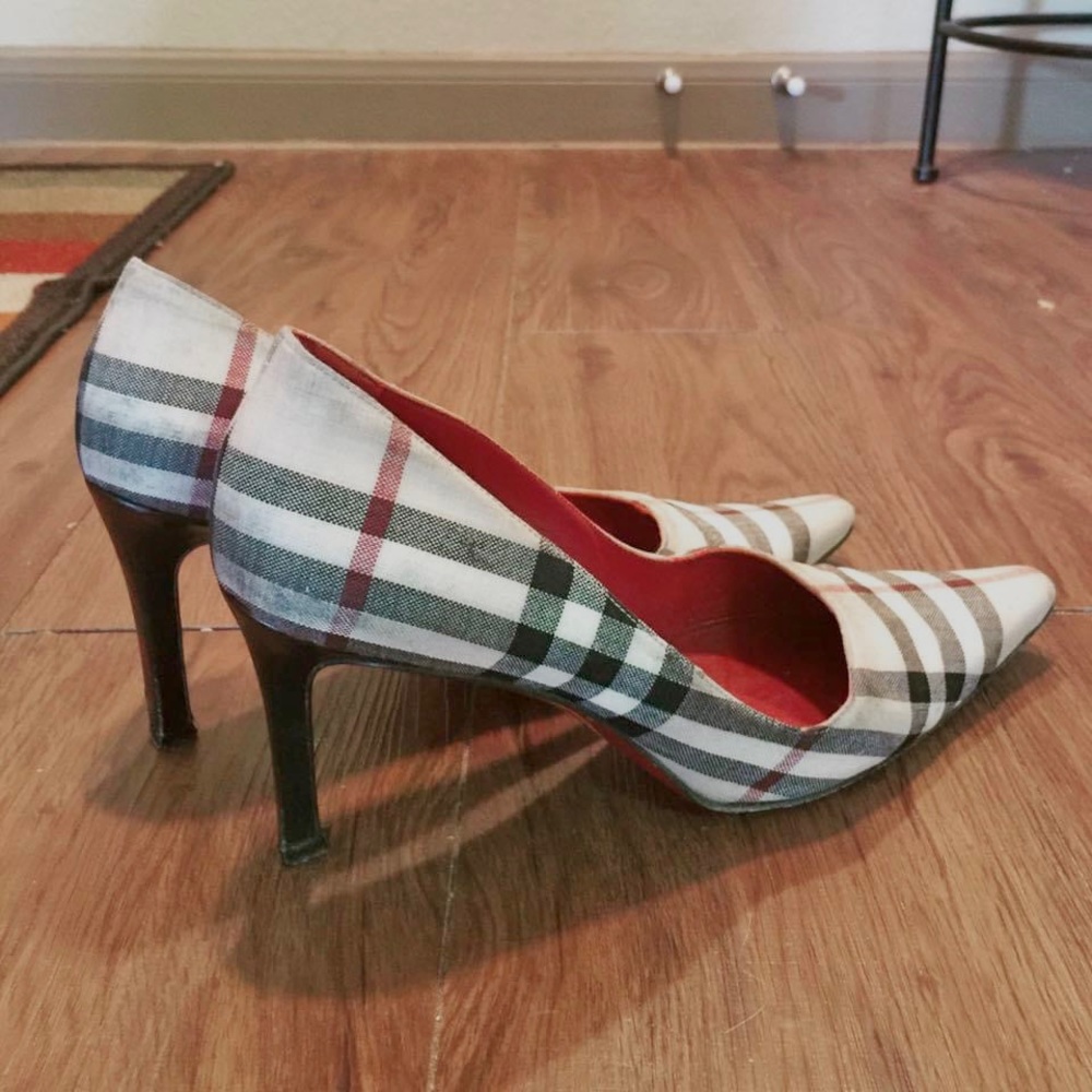 Burberry classic pump with red bottoms the original. In great condition
